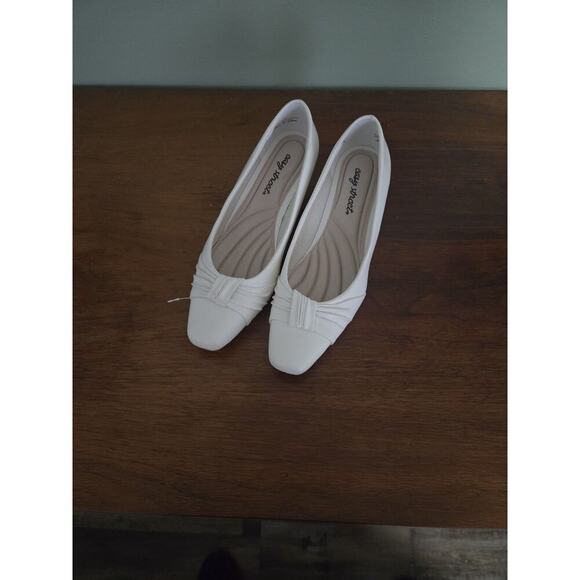 easy street Shoes - Easy Street Women's White Comfort Flats with Ruched Knot Detail Size 7 1/2